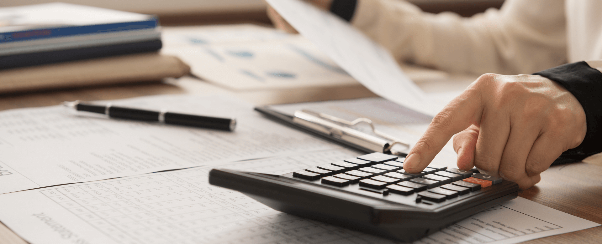 Profissional de contabilidade em atendimento